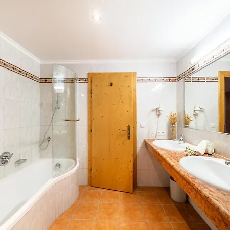 Biohotel Rastbichlhof Готель Нойштіфт-ім-Штубайталь